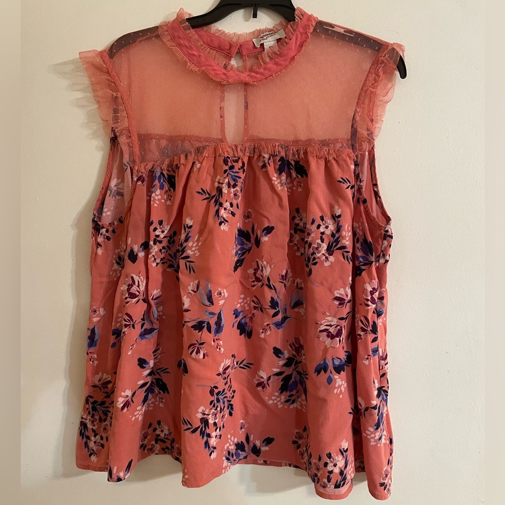 Arizona Co. floral shirt with lace. Button back closure. Size XXL